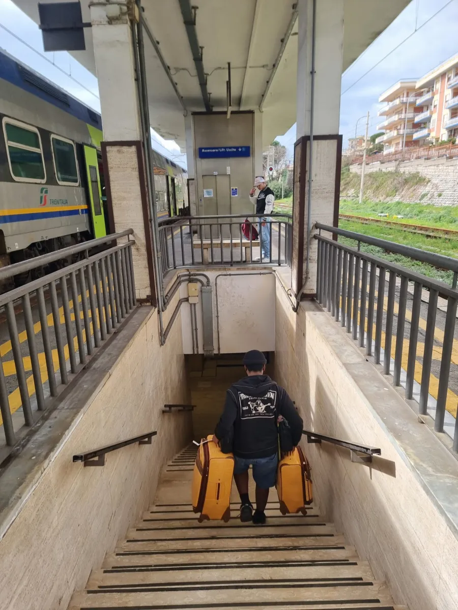 Italy transportation: trains, buses, taxis, cars